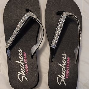 Size 8 Skechers Blingy Yoga Foam Wedge Sandal. Never Worn. Excellent Condition.